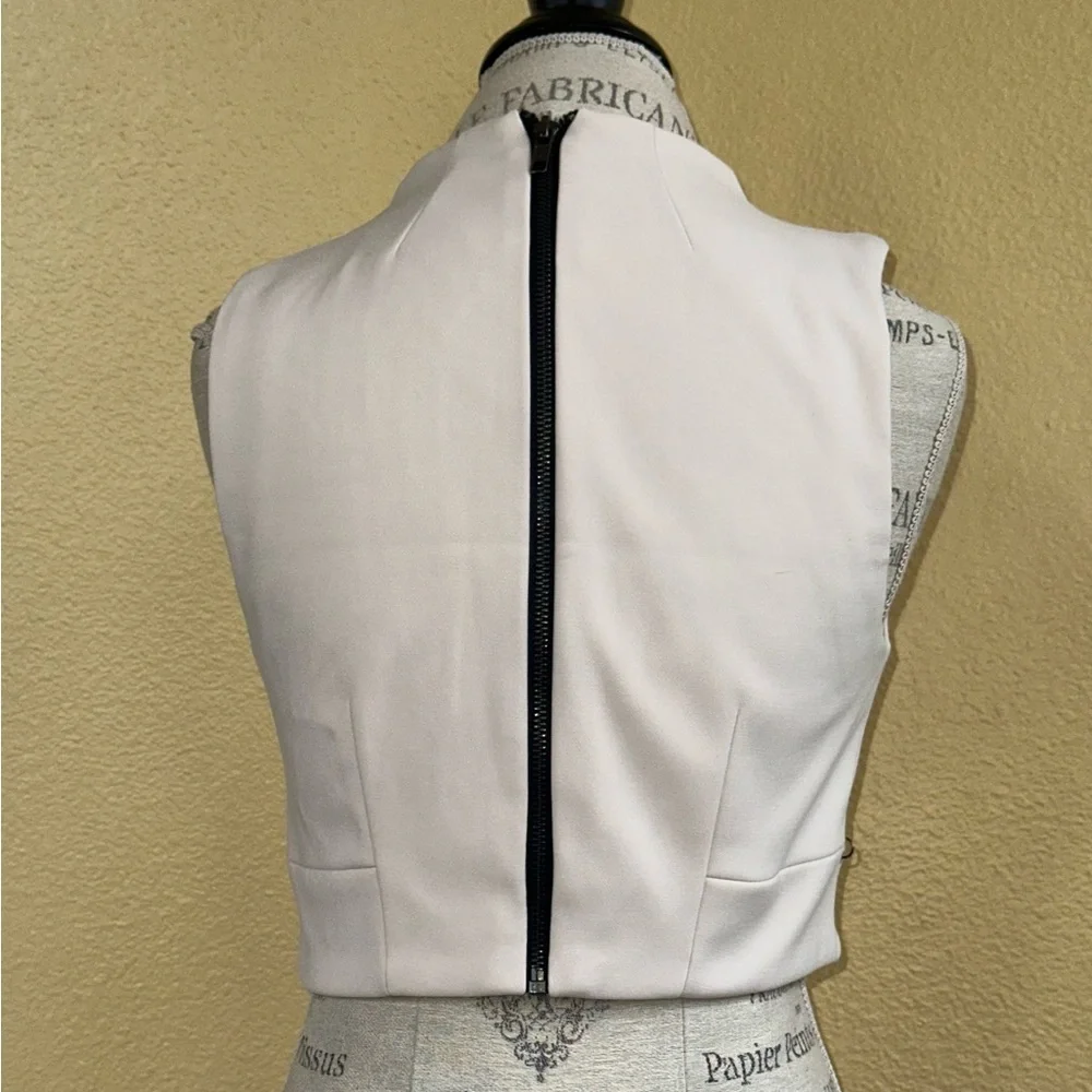 Topshop Cream Structured Crop
Top with Silver Eyelet Detailing Size 6 Like New! - Picture 5 of 9